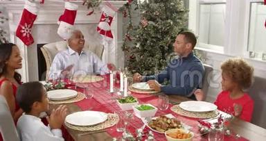 祖母带着圣诞火鸡给坐在餐桌旁的<strong>一家人</strong>吃午饭——祖父准备<strong>开车</strong>时，大家都鼓掌